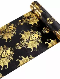 Zwart fluwelen tafelloper en barok gouden skelet