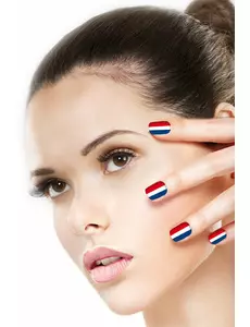 Kunstnagels ondersteunen de Franse vrouw
