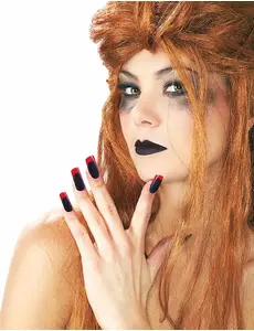 Bloederige lippenstift en neppe nagels voor volwassenen