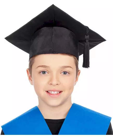 Jonge afgestudeerde kinderhoed