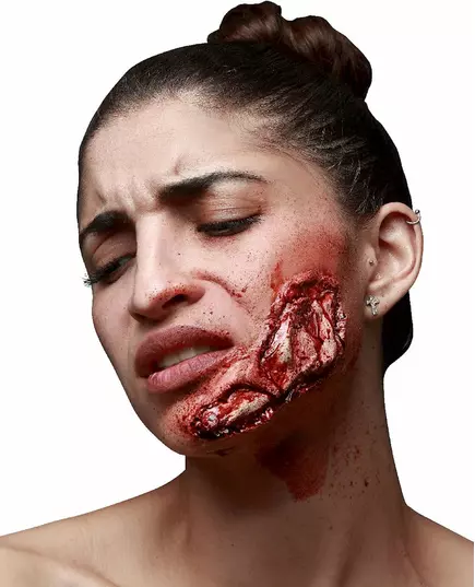 Fausse blessure à la mâchoire, un adulte apparemment parfait pour Halloween