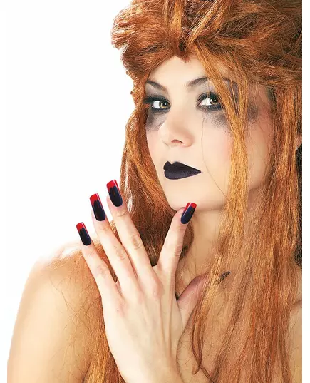 Bloederige lippenstift en neppe nagels voor volwassenen