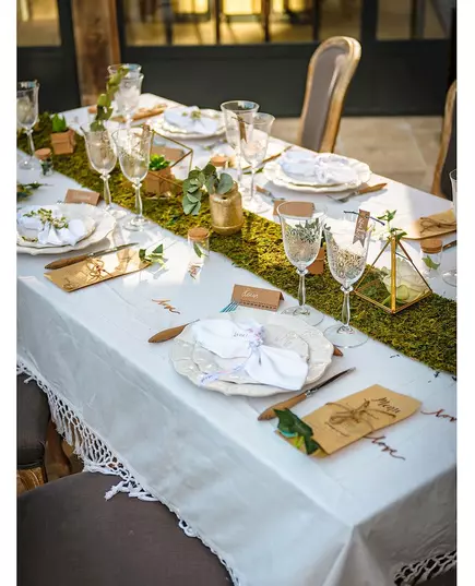 Chemin de table en tissu blanc et mousse végétale 20 cm x 2 m, image 2